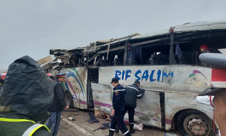 أفادت السلطات المحلية بإقليم تازة أنه وفي حصيلة أولية، لقي 11 شخصا مصرعهم، فيما أصيب 43 آخرون، في حادثة سير سجلت صباح اليوم الثلاثاء، إثر