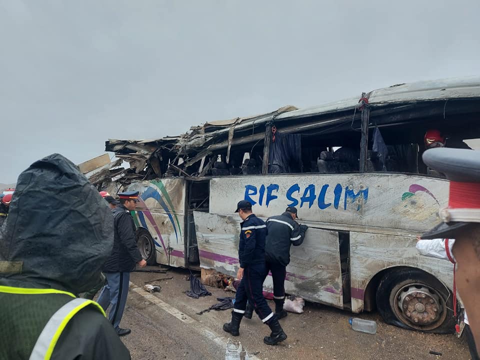 أفادت السلطات المحلية بإقليم تازة أنه وفي حصيلة أولية، لقي 11 شخصا مصرعهم، فيما أصيب 43 آخرون، في حادثة سير سجلت صباح اليوم الثلاثاء، إثر