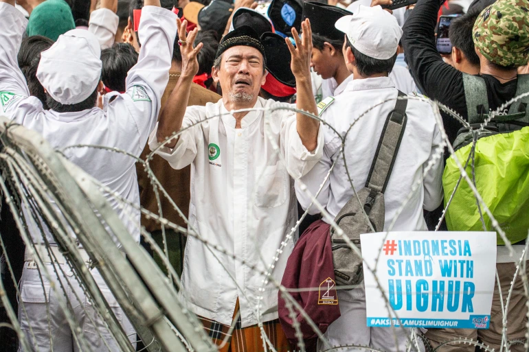 أكدت منظمة "هيومن رايتس ووتش" أن الحكومة الصينية لا تزال تفرض "قيودا مشددة" وشروطا صارمة على مسلمي الإيغور في إقليم شينجيانغ الراغبين في ال