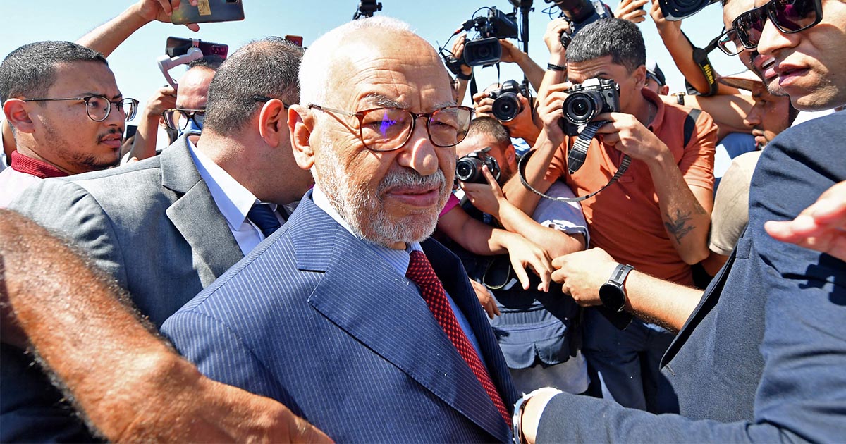 أصدر القضاء التونسي، اليوم الجمعة، قرارا يمنع رئيس حركة النهضة راشد الغنوشي من السفر إلى الخارج حتى استكمال التحقيق في ملف حملة شركة أجنبي