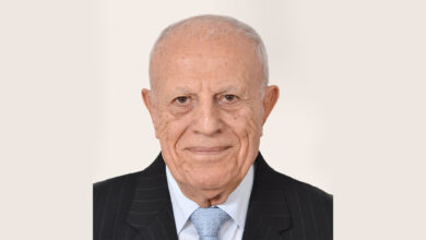 توفي الفلسطيني الدكتور حسام الخطيب عميد المترجمين العرب اليوم الأربعاء عن سن ناهز تسعين عاما بعد مسار حافل في مجالات الأدب والنقد والثقافة