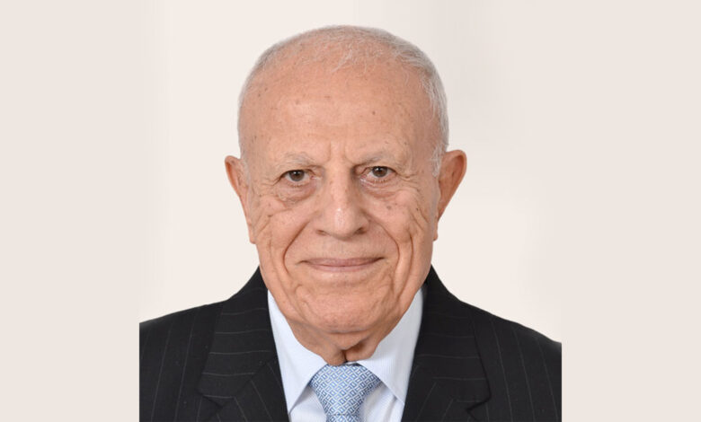 توفي الفلسطيني الدكتور حسام الخطيب عميد المترجمين العرب اليوم الأربعاء عن سن ناهز تسعين عاما بعد مسار حافل في مجالات الأدب والنقد والثقافة