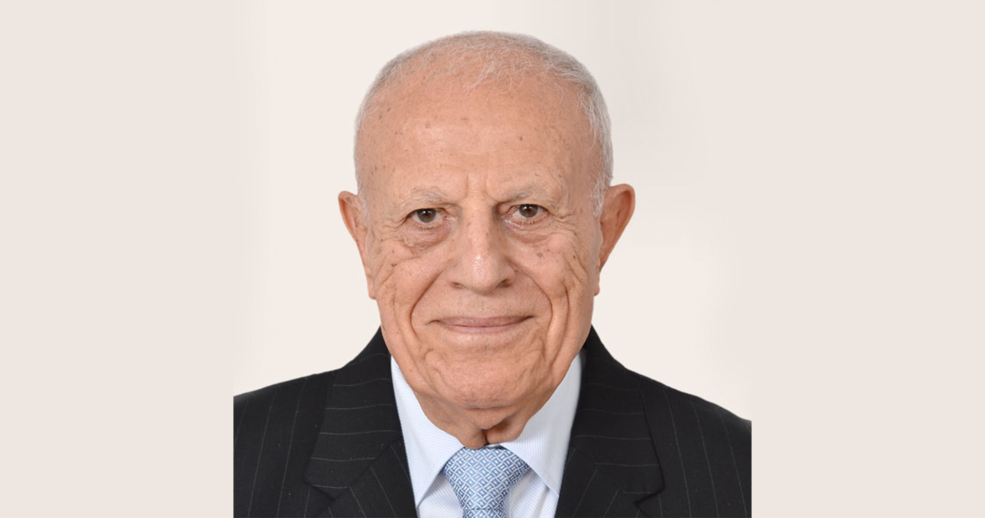 توفي الفلسطيني الدكتور حسام الخطيب عميد المترجمين العرب اليوم الأربعاء عن سن ناهز تسعين عاما بعد مسار حافل في مجالات الأدب والنقد والثقافة