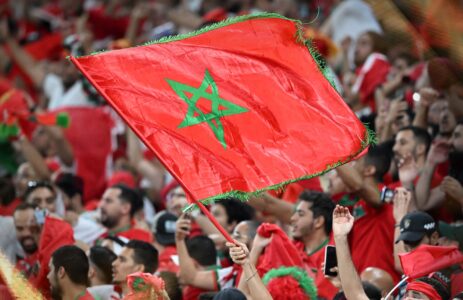 سلطت صحيفة "ذا صن" البريطانية الشهيرة، الضوء على أجواء الجمهور المغربي في كأس العالم بقطر، خصوصا تفاعل المغاربة مع النشيد الوطني داخل المدر