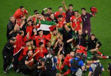 المنتخب الوطني المغربي يحمل العلم الفلسطيني خلال انتصاره على إسبانيا