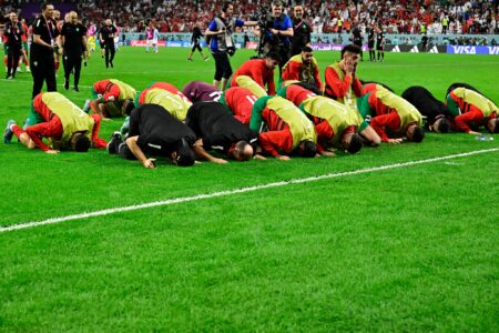 المنتخب المغربي يسجد بعد فوزه على إسبانيا في كأس العالم قطر 2022