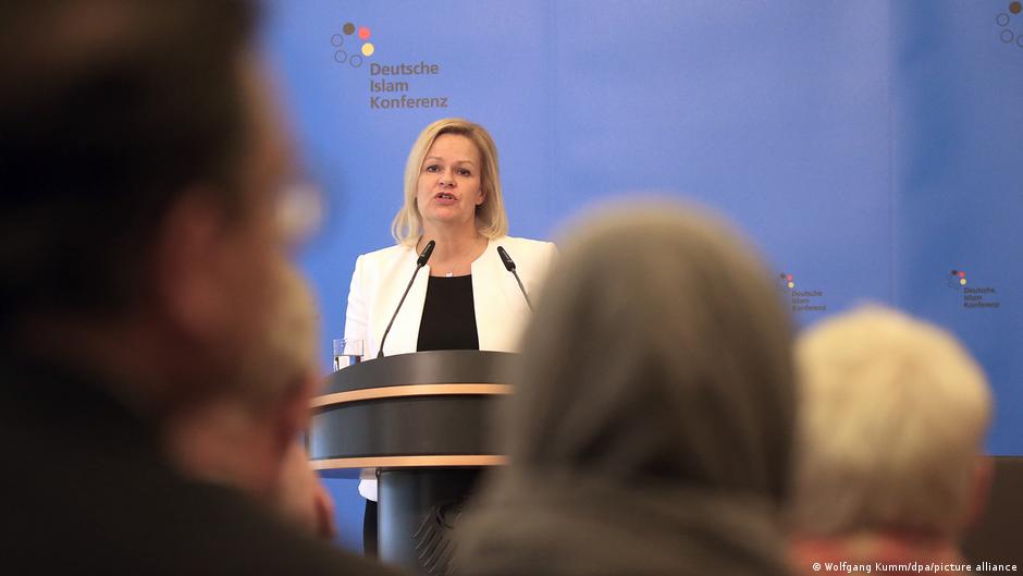 أعلنت وزيرة الداخلية الألمانية نانسي فيزر أن مكافحة العداء للمسلمين (الإسلاموفوبيا) وتعزيز تدريب الدعاة الإسلاميين في ألمانيا يعدان من أولو