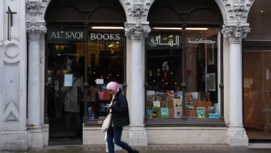 أعلن المشرفون على مكتبة الساقي في بايزواتر غرب لندن أحد أبرز المكتبات العربية بأوربا عن قرارهم إغلاقها بعد مرور نحو نصف قرن على تأسيسها وا