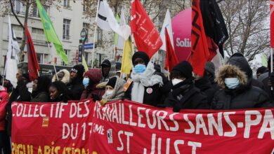 خرج آلاف المتظاهرين إلى شوارع العاصمة الفرنسية باريس أمس الأحد احتجاجا على مشروع قانون جديد للهجرة يسمح بوضع المهاجرين الذين صدر أمر بترحي