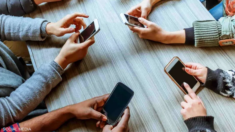 كشفت دراسة أميركية حديثة أن الهواتف الذكية أصبحت مصدرا رئيسيا لمسببات الحساسية، وذلك على خلفية الإدمان على هذه الأجهزة، وما تحمله على أسطحه