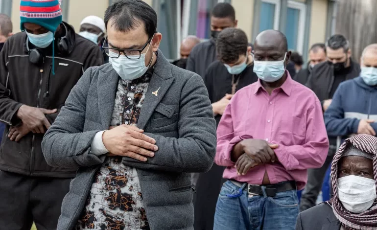 المسلمون يؤدون الصلاة بإحدى ضواحي العاصمة باريس (غيتي إيميجز)