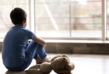 توصلت دراسة جديدة قادها باحثون في جامعة كاليفورنيا إلى أن التعرض لسوء المعاملة أو الإهمال أثناء الطفولة يمكن أن يتسبب في العديد من مشاكل ال
