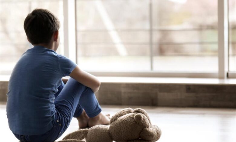 توصلت دراسة جديدة قادها باحثون في جامعة كاليفورنيا إلى أن التعرض لسوء المعاملة أو الإهمال أثناء الطفولة يمكن أن يتسبب في العديد من مشاكل ال