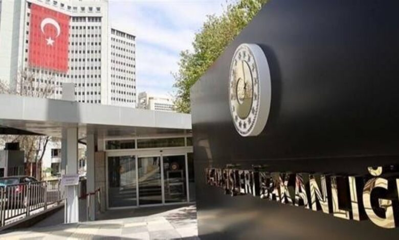 قالت وزارة الخارجية التركية إن أنقرة استدعت السفير الهولندي لديها يوم الثلاثاء بسبب احتجاج يوم الأحد في لاهاي تضمن تمزيق نسخة من المصحف. وأ