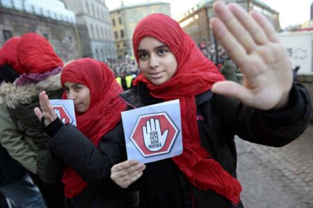 قال تقرير لموقع ميدل إيست آي البريطاني، إن الأطفال المسلمين في السويد يشعرون بخيبة أمل، بعد قيام السلطات في البلاد بإغلاق مدارسهم الإسلامية،