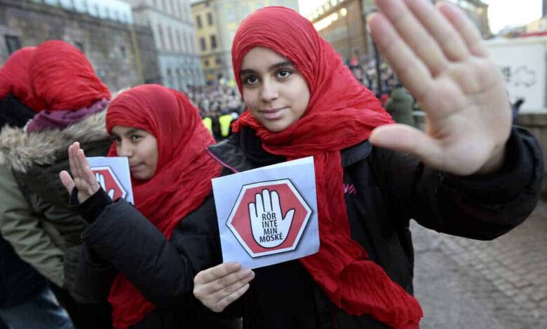 قال تقرير لموقع ميدل إيست آي البريطاني، إن الأطفال المسلمين في السويد يشعرون بخيبة أمل، بعد قيام السلطات في البلاد بإغلاق مدارسهم الإسلامية،