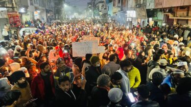 تظاهر الآلاف من المسلمين في مدينة “هالدواني” شمالي الهند احتجاجا على قرار محكمة بهدم 4500 منزل بداعي أنها أقيمت دون تصاريح بناء. وصادقت المح