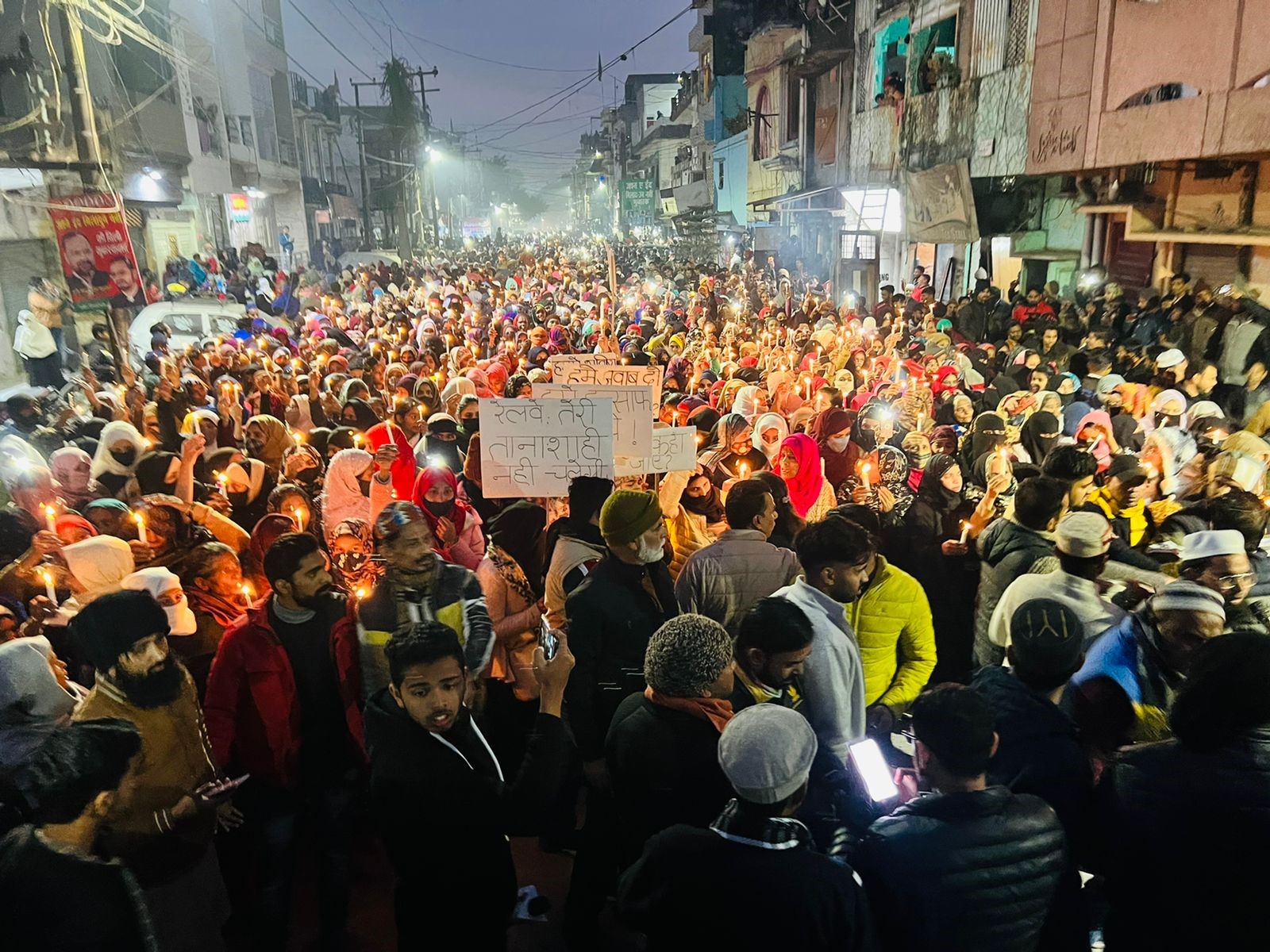 تظاهر الآلاف من المسلمين في مدينة “هالدواني” شمالي الهند احتجاجا على قرار محكمة بهدم 4500 منزل بداعي أنها أقيمت دون تصاريح بناء. وصادقت المح