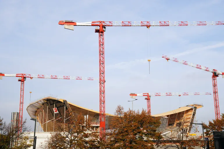 تسبب تقرير تلفزيوني فرنسي في انتقادات واسعة لسوء أوضاع العاملين بالمنشآت الرياضية التي ستحتضن دورة الألعاب الأولمبية الصيفية العام القادم "