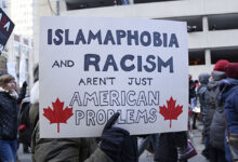 نشر المنتدى الإسلامي الكندي السبت الماضي عبر قنواته الرسمية في مواقع التواصل الاجتماعي فيديو لشخص يحاول الاعتداء على المركز الإسلامي في بلدة
