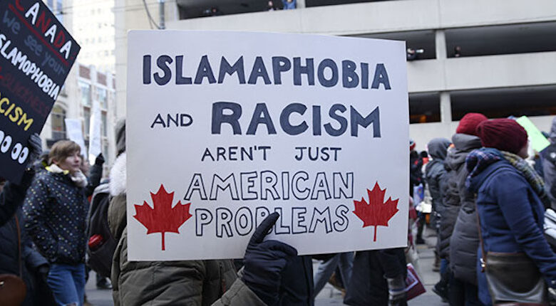 نشر المنتدى الإسلامي الكندي السبت الماضي عبر قنواته الرسمية في مواقع التواصل الاجتماعي فيديو لشخص يحاول الاعتداء على المركز الإسلامي في بلدة
