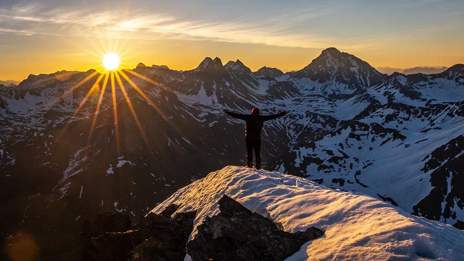 أكدت دراسة أميركية حديثة أن التعرض للضوء الطبيعي أثناء النهار، يساعد على النوم بشكل أفضل، وأوصت الدراسة بالتعرض للضوء الطبيعي، خصوصا في فترة الصباح ومنتصف النهار.