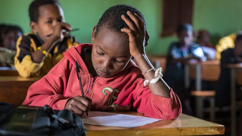 قررت إثيوبيا بداية من الخميس الماضي تعليم اللغة العربية بجميع المدارس بالعاصمة أديس أبابا، إلى جانب اللغة الإنجليزية والفرنسية.وأفاد موقع ا