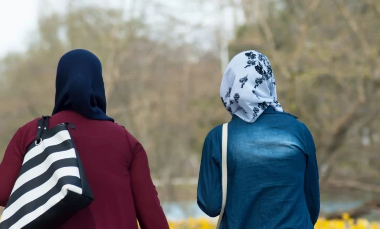 أطلقت فرنسيتان موقعا إلكترونيا يساعد المحجبات في العثور على وظائف، في مقابل تشديد القطاع العام الذي يحظر ارتداء رموز دينية ظاهرة مثل الحجاب