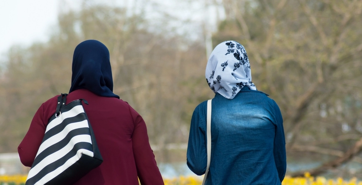 أطلقت فرنسيتان موقعا إلكترونيا يساعد المحجبات في العثور على وظائف، في مقابل تشديد القطاع العام الذي يحظر ارتداء رموز دينية ظاهرة مثل الحجاب