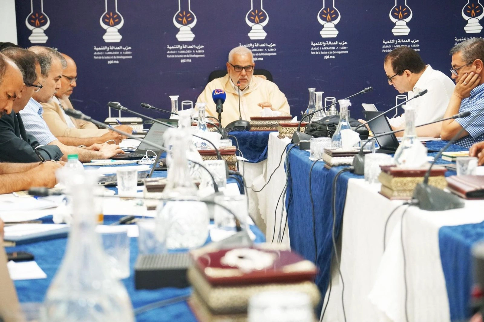 ندد حزب العدالة والتنمية وعبر عن رفضه الكلي لما سجل من السماح والتغاضي عن نشاط شركة قمار إلكتروني أجنبية تسربت عبر واجهة الرياضة ثم امتدت