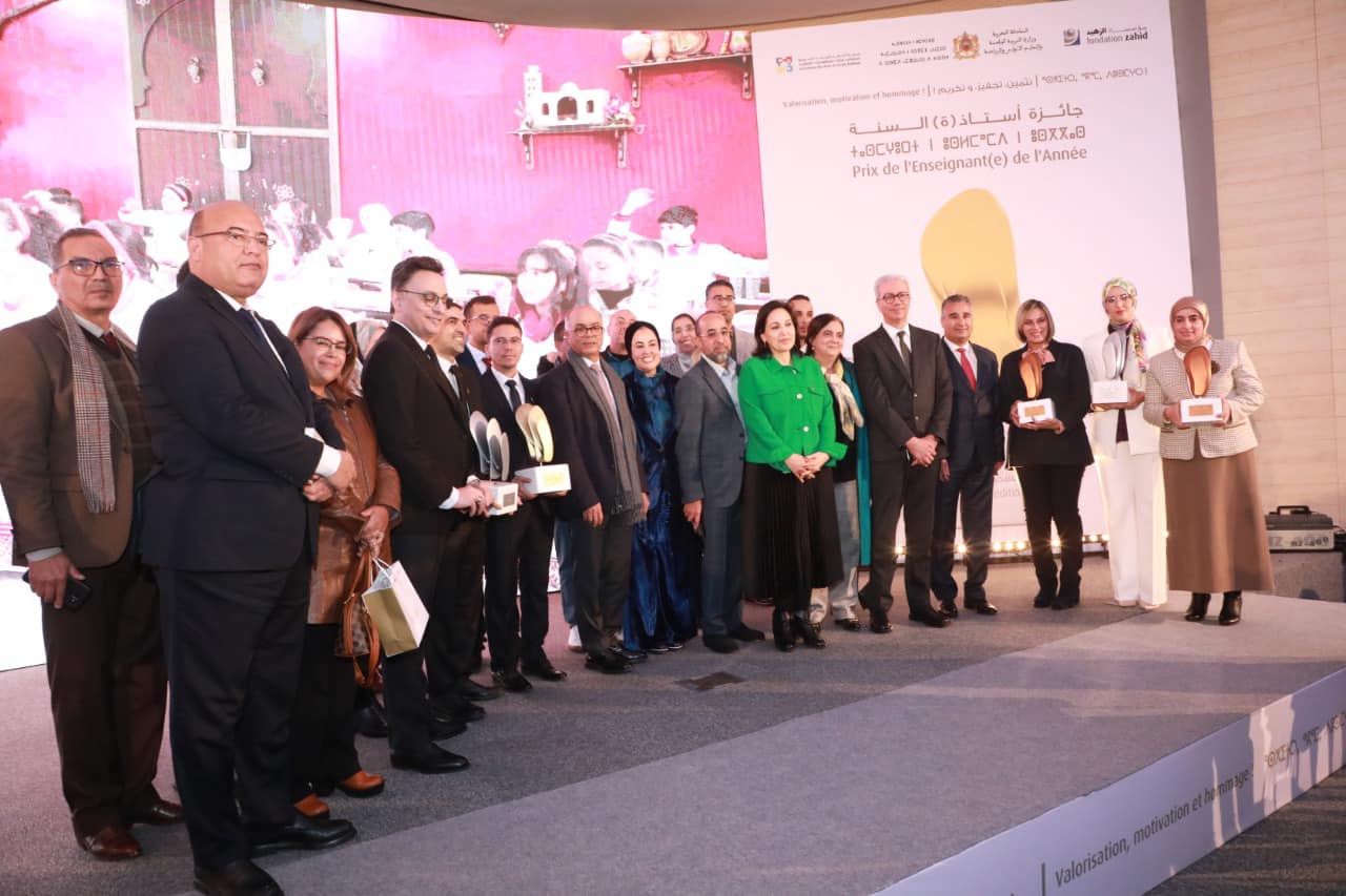 توجت وزارة التربية الوطنية والتعليم والأولي والرياضة أمس الأحد 5 فبراير 2023 الأستاذات والأساتذة بدرع جائزة أستاذ(ة) السنة برسم سنة 2022 في