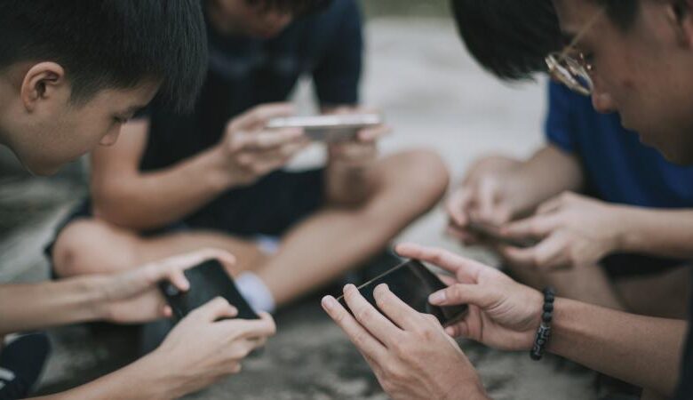 أفادت دراسة بريطانية إلى أن المراهقين الذين قللوا استخدامهم لوسائل التواصل الاجتماعي إلى النصف يحدث لهم تحسينات في صورة الجسد لديهم في شهر