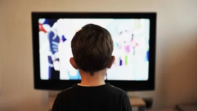 كشفت دراسة جديدة أن الوقت الذي يقضيه الأطفال في مشاهدة أجهزة الكمبيوتر والتلفاز وشاشات الهاتف في السنة الأولى من حياتهم قد يكون مرتبطا بشكل