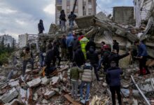 أفادت وكالة "فرانس برس" للأنباء أمس الثلاثاء بأن عدد ضحايا الزلزال المدمر الذي ضرب تركيا وسوريا تجاوز عتبة الخمسين ألف ضحية. واعتمدت الوكالة
