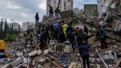 أفادت وكالة "فرانس برس" للأنباء أمس الثلاثاء بأن عدد ضحايا الزلزال المدمر الذي ضرب تركيا وسوريا تجاوز عتبة الخمسين ألف ضحية. واعتمدت الوكالة