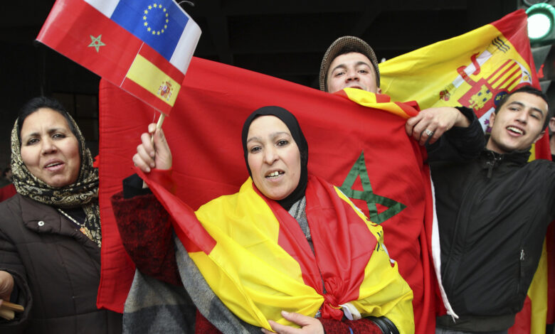 تضاعف عدد المسلمين في إسبانيا 10 مرات في الأعوام الثلاثين الماضية ليبلغ 2.5 مليون نسمة. وينحدر معظم المسلمين في إسبانيا من أصول مغاربية وباك