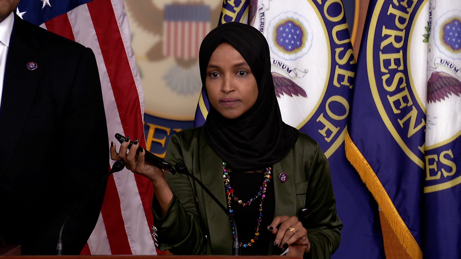 قررت النائبة الديموقراطية إلهان عمر أمس الخميس التقدم بمشروع قانون يدين ممارسات العنف ضد المسلمين ويجرم أشكال “الإسلاموفوبيا” المختلفة، وهي