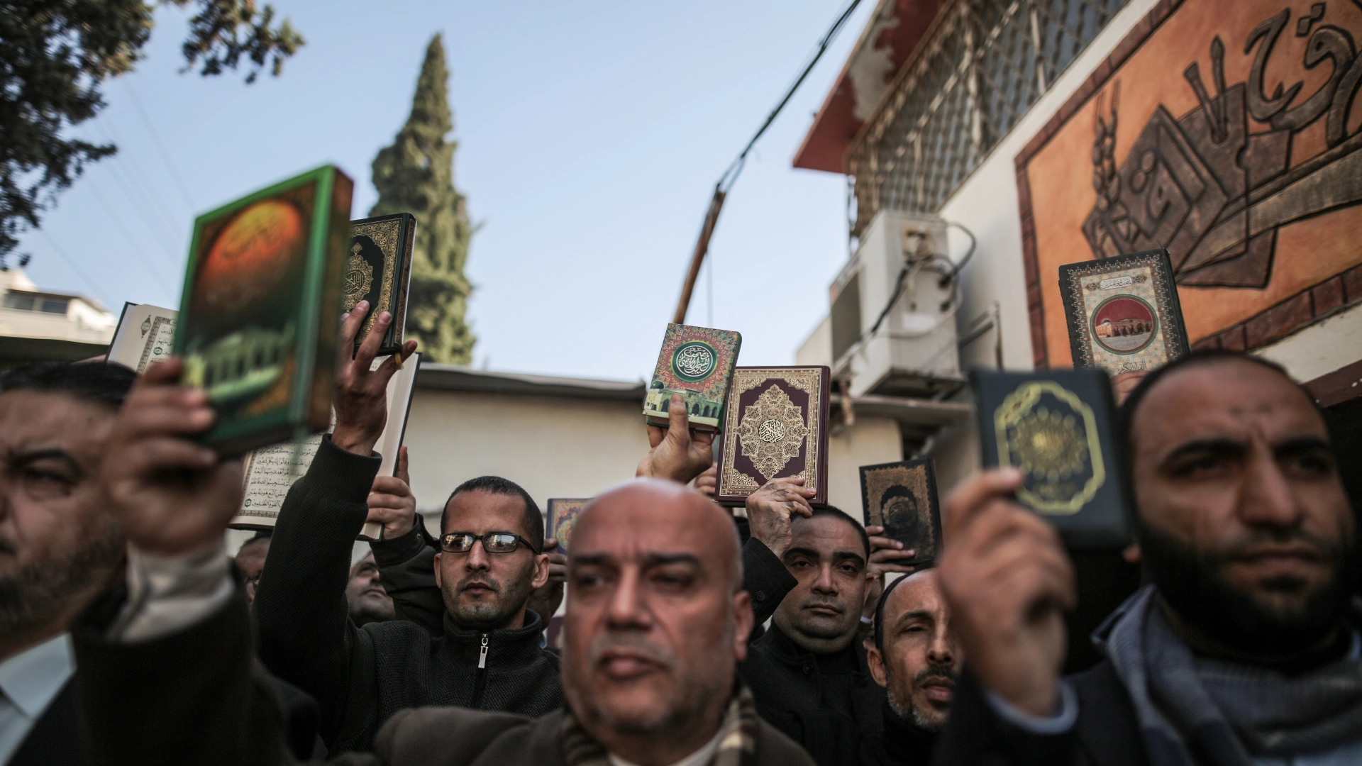 دانت دول عربية وإسلامية إحراق نسخة من القرآن الكريم في الدنمارك الجمعة الماضي ووصفته بالعمل التحريضي والاستفزاز الخطير لمشاعر المسلمين خلال