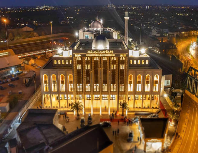 شهدت منطقة "موردن Morden" جنوب العاصمة البريطانية "لندن" - إعادة افتتاح مسجد "بيت الفتوح" الذي كان قد تعرض لحريق هائل عام 2015 تسبب في تدمير جزءٍ كبير منه، وخلف وراءه أضرارا قدرت بــ 12 مليون جنيه إسترليني.