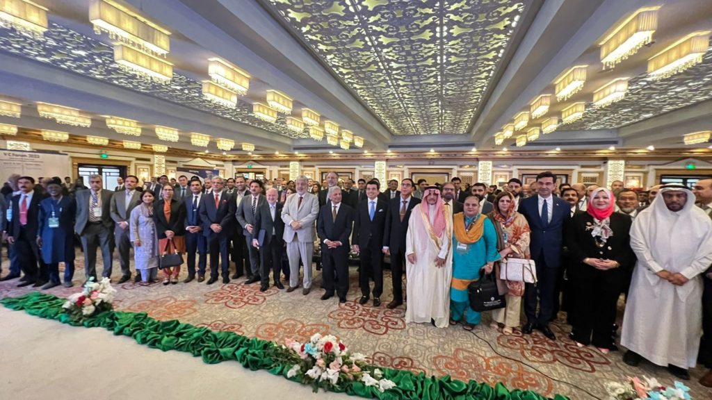 أوصى المشاركون في أعمال الدورة الخامسة لمنتدى رؤساء جامعات العالم الإسلامي بضرورة مواكبة الجامعات للثورة التكنولوجية وتحويلها من جامعات تقلب