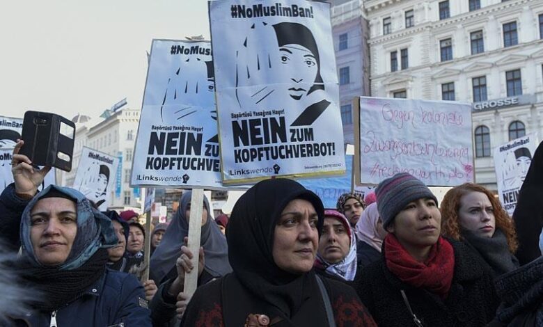 رغم معاناة مسلمي النمسا، ذكورا وإناثا، من العنصرية والكراهية والتمييز، فإن المحجبات يحصلن على النصيب الأكبر من الانتهاكات، وفقا لمنظمة محلية