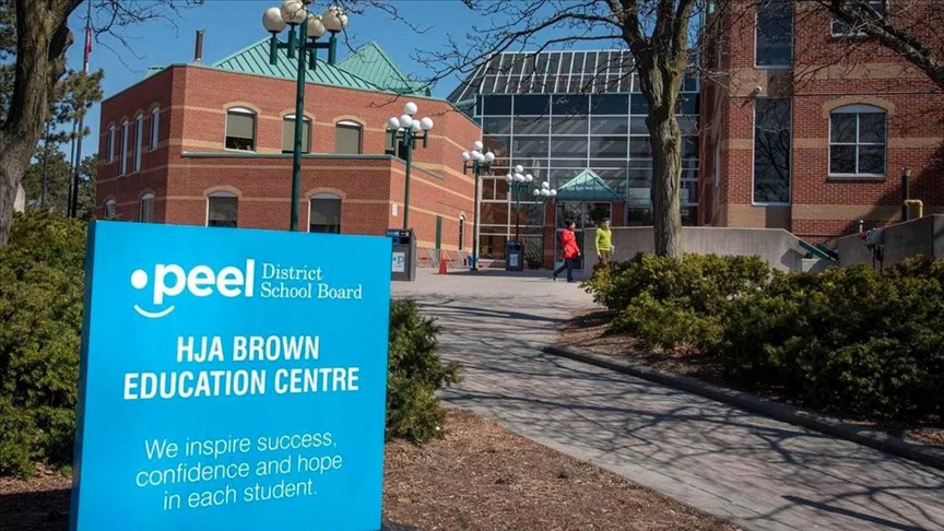 تعد مدرسة "منطقة بيل" هي الأولى في كندا التي تقدم برنامجا خاصا لمكافحة الإسلاموفوبيا، بعد أن وجد مجلس إدارتها أن المسلمين يشكلون نحو ربع عدد