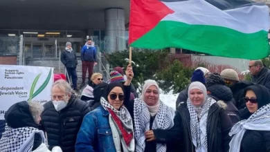 احتشد العشرات من الناشطين والعائلات الكندية-الفلسطينية أمام مبنى إدارة التعليم بمقاطعة (نوفا سكوشا) الكندية، احتجاجا على وصف إدارة مدرسة بمدي