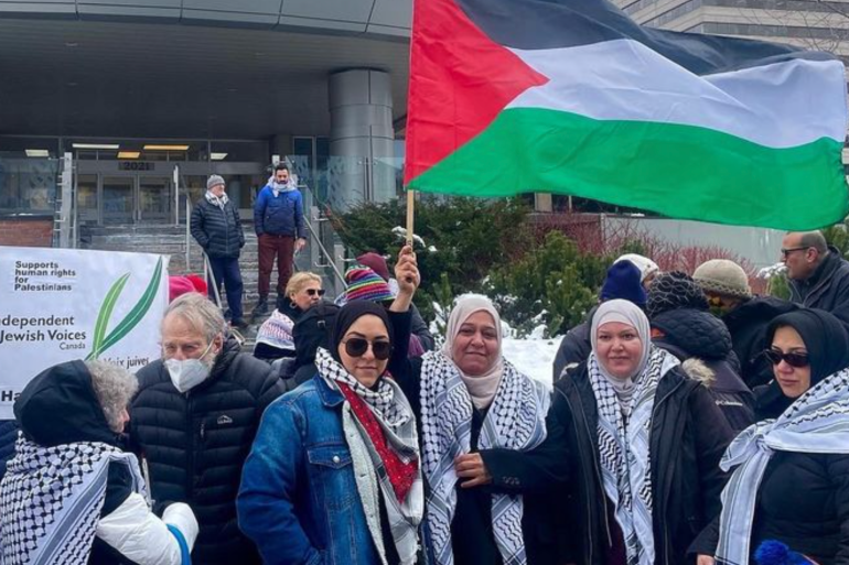 احتشد العشرات من الناشطين والعائلات الكندية-الفلسطينية أمام مبنى إدارة التعليم بمقاطعة (نوفا سكوشا) الكندية، احتجاجا على وصف إدارة مدرسة بمدي