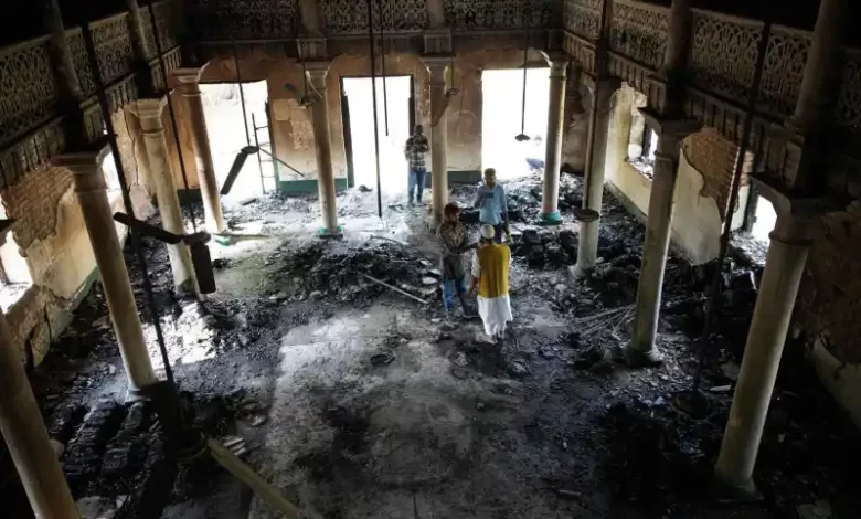 نقلت قناة الجزيرة مشاهد الدمار لمدرسة العزيزية الإسلامية الرائدة في بلدة بيهار شريف في منطقة نالاندا في ولاية بيهار شرق الهند عندما زارت في