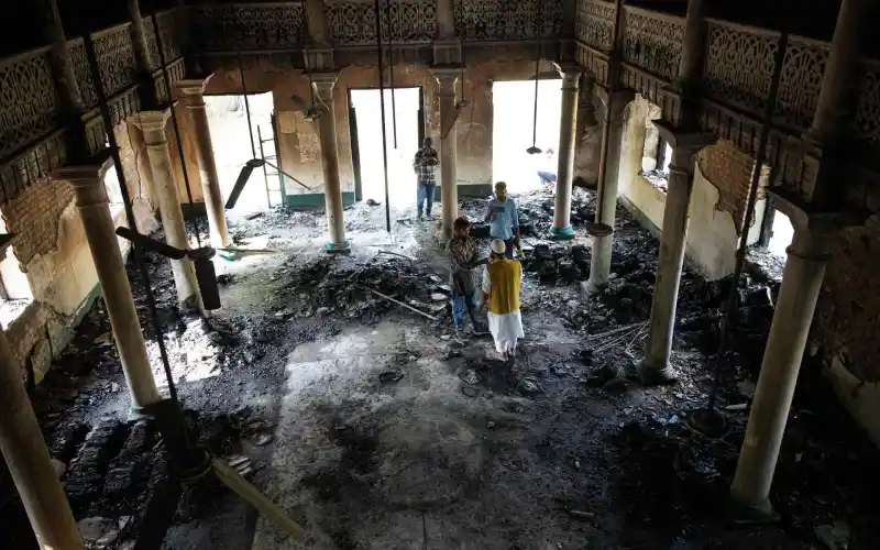 نقلت قناة الجزيرة مشاهد الدمار لمدرسة العزيزية الإسلامية الرائدة في بلدة بيهار شريف في منطقة نالاندا في ولاية بيهار شرق الهند عندما زارت في