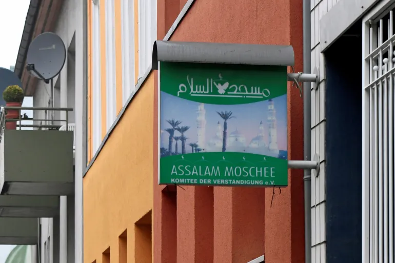 يعد تعليم اللغة العربية والثقافة الإسلامية لدى المهاجرين في الدول الغربية هاجسا أساسيا للحفاظ على تعاليم الدين، وثمة تجربة ناجحة في مدينة بف