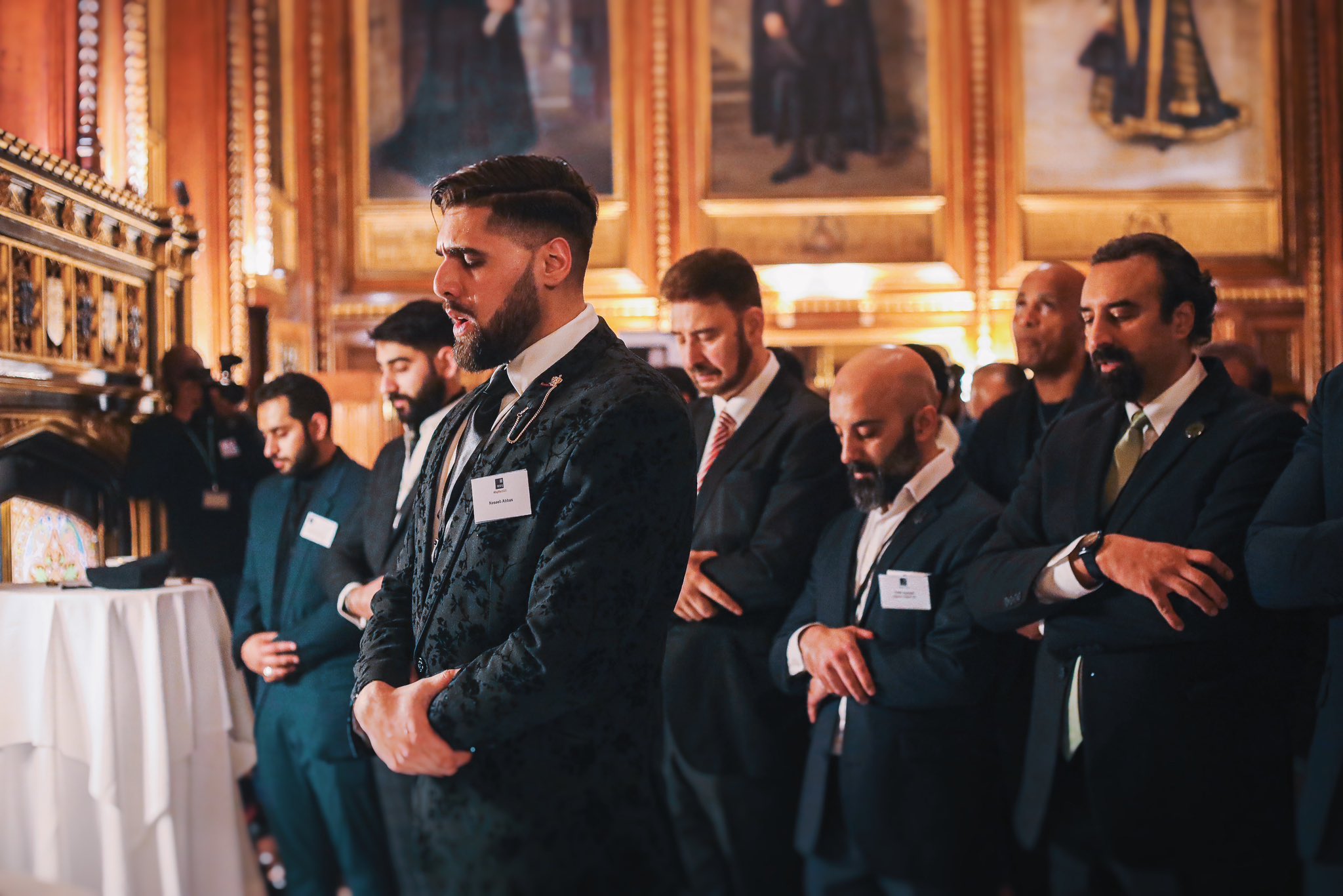 استضاف رئيس مجلس العموم البريطاني السير ليندسي هويل إفطارا جماعيا في مقر مجلس العموم بالعاصمة لندن، وأشرفت على تنظيمه "المجموعة البرلمانية لجميع الأحزاب حول المسلمين البريطانيين" (APPG).