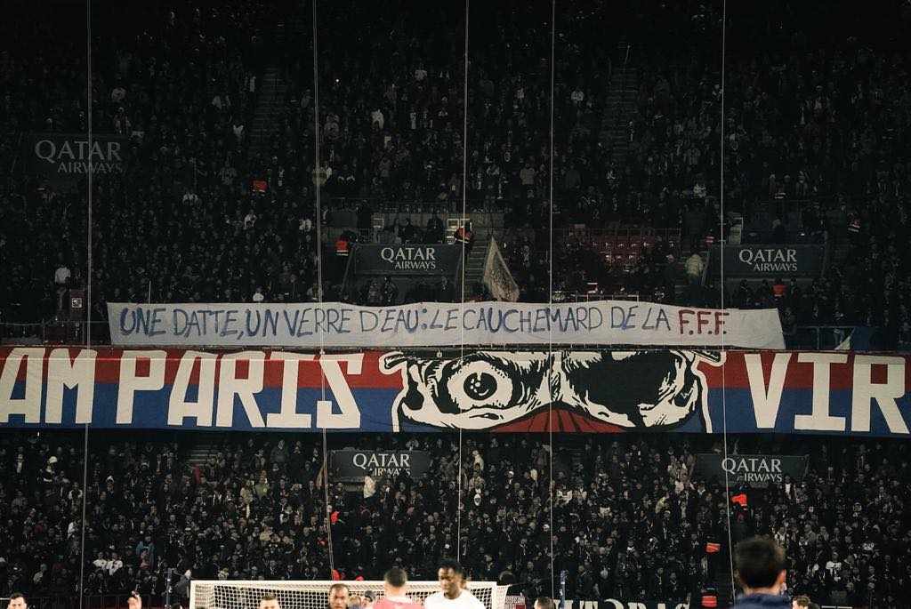 ردت جماهير باريس سان جيرمان على قرار الاتحاد الفرنسي لكرة القدم المثير للجدل منذ أيام قليلة بمنع إيقاف المباريات وقت أذان المغرب، من أجل الس