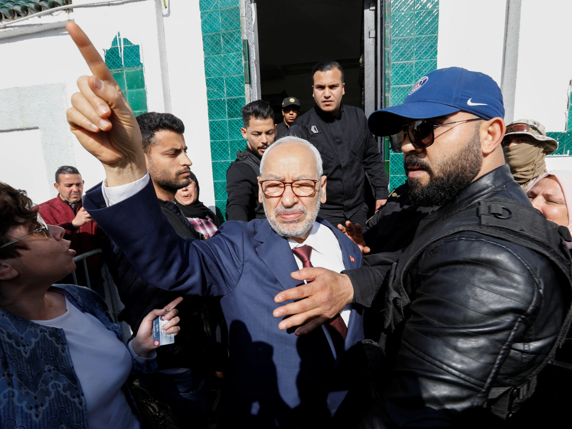 دعت حركة النهضة التونسية، أمس الثلاثاء، السلطات إلى إطلاق سراح المعتقلين السياسيين، مؤكدة ضرورة وقف ما وصفته بـ"النزيف الخطير" الذي يهدد ا